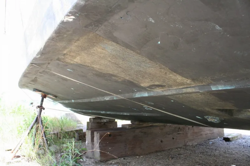 Slide: The Image of Chris-Craft 333 Commander 1985 - 7