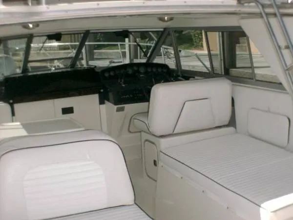 Slide: The Image of Sea Ray 310 Sport Bridge 1992 - 10