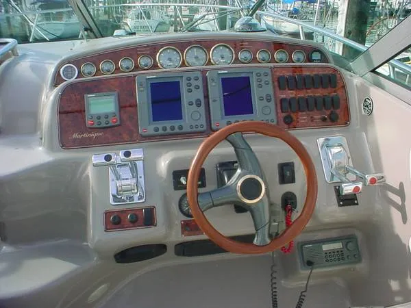 Slide: The Image of Wellcraft 3300 Martinique 2000 - 4