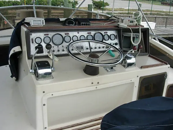 Slide: The Image of Chris-Craft Convertible - Commander 1985 - 4