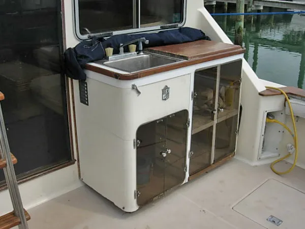 Slide: The Image of Chris-Craft Convertible - Commander 1985 - 6