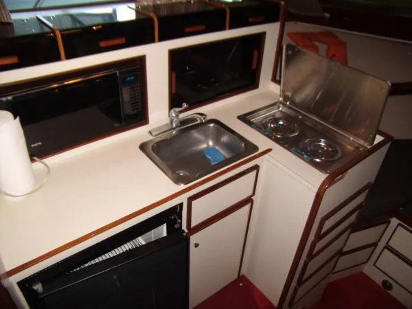 Slide: The Image of Hatteras 32 Flybridge Fisherman 1986 - 10