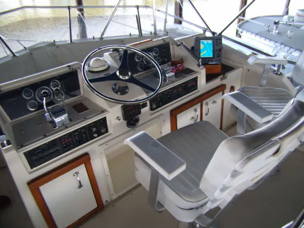 Slide: The Image of Hatteras 32 Flybridge Fisherman 1986 - 11