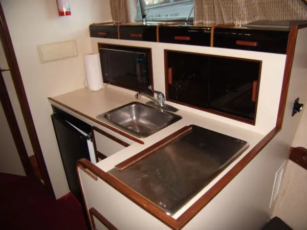 Slide: The Image of Hatteras 32 Flybridge Fisherman 1986 - 3