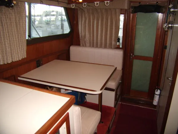 Slide: The Image of Hatteras 32 Flybridge Fisherman 1986 - 8