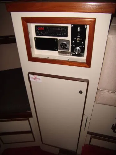 Slide: The Image of Hatteras 32 Flybridge Fisherman 1986 - 9