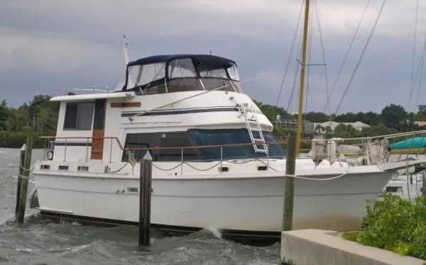 Slide: The Image of Gulfstar 44 Walk-Around Motor Yacht 1985 - 0