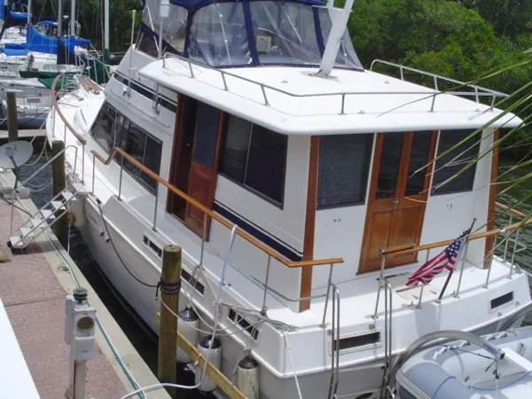 Slide: The Image of Gulfstar 44 Walk-Around Motor Yacht 1985 - 4