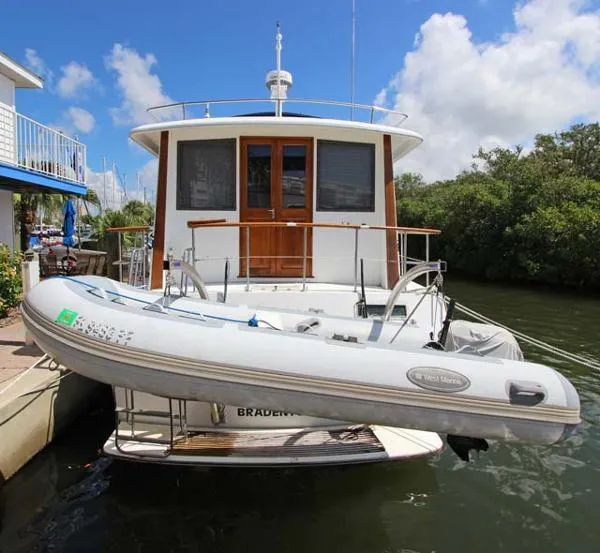 Slide: The Image of Gulfstar 44 Walk-Around Motor Yacht 1985 - 5