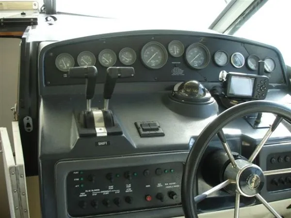 Slide: The Image of Sea Ray 310 Amberjack Sport Bridge 1992 - 8