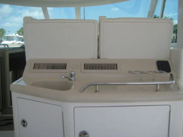 Slide: The Image of Sea Ray 390 Motor Yacht 2004 - 7