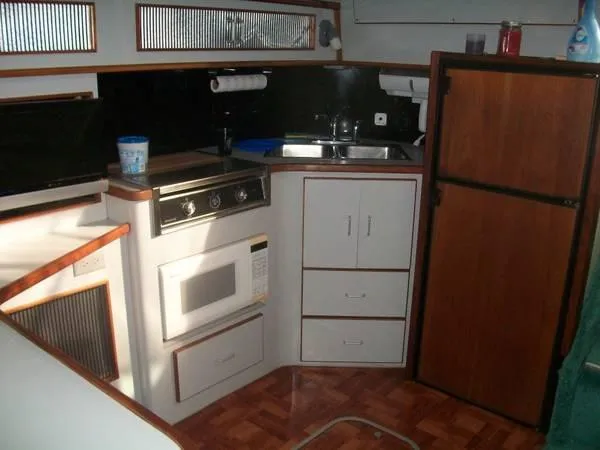 Slide: The Image of Sea Ray 390 Express Cruiser 1989 - 9