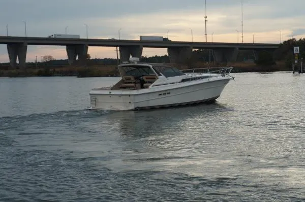 Slide: The Image of Sea Ray 390 Express Cruiser 1986 - 6