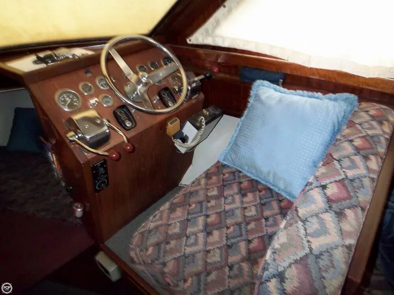 Slide: The Image of Hatteras 31 Sportfish Flybridge 1975 - 10