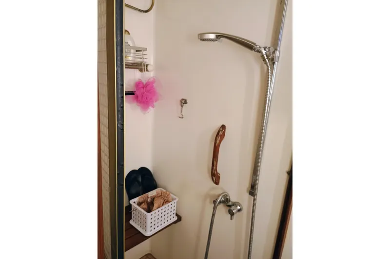Slide: The Image of Shower area in 1988 Vantare 46' Aft Cabin Wide Body MY with handheld showerhead. - 36