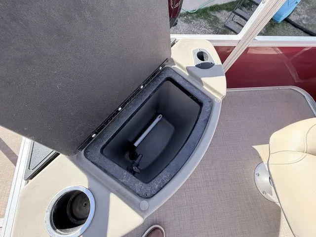 Slide: The Image of Sun Tracker 18 Bass Buggy 2025 - 13