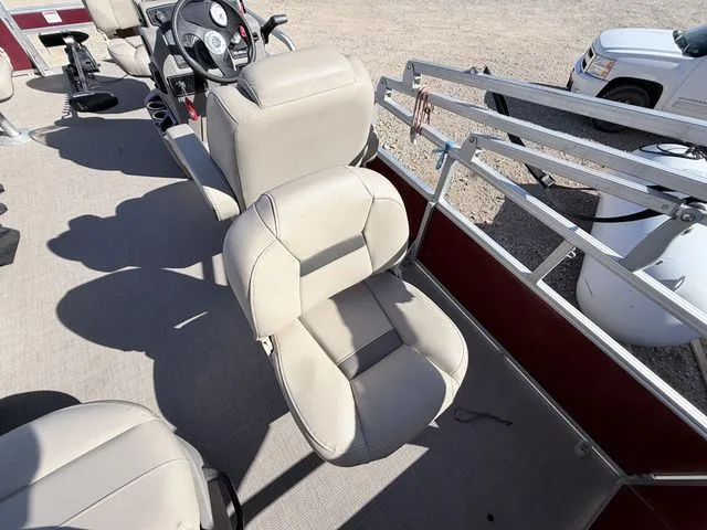 Slide: The Image of Sun Tracker 18 Bass Buggy 2025 - 15