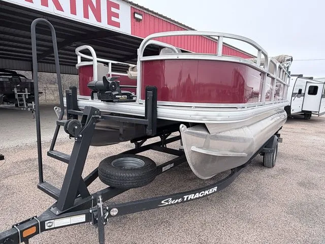 Slide: The Image of Sun Tracker 18 Bass Buggy 2025 - 4