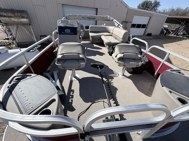 Slide: The Image of Sun Tracker 18 Bass Buggy 2025 - 6