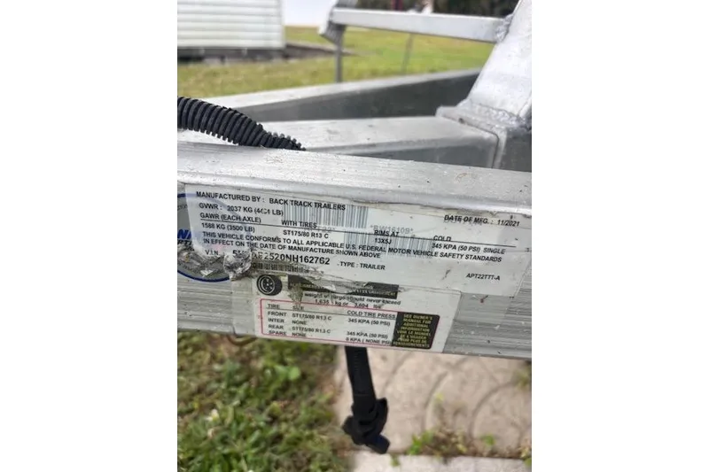 Slide: The Image of Label on Veranda Vista 22RC trailer, detailing specifications and manufacturing information. - 35