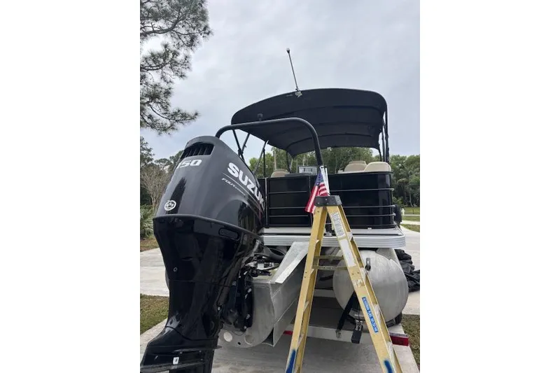 Slide: The Image of 2022 Veranda Vista 22RC pontoon boat with Suzuki 150 engine and ladder. - 6