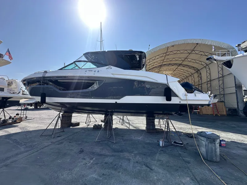 Slide: The Image of Cruisers 38 GLS 2021 - 9