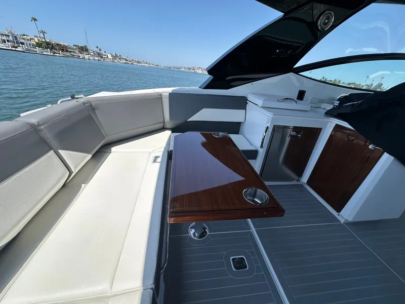 Slide: The Image of Cruisers 38 GLS 2021 - 16