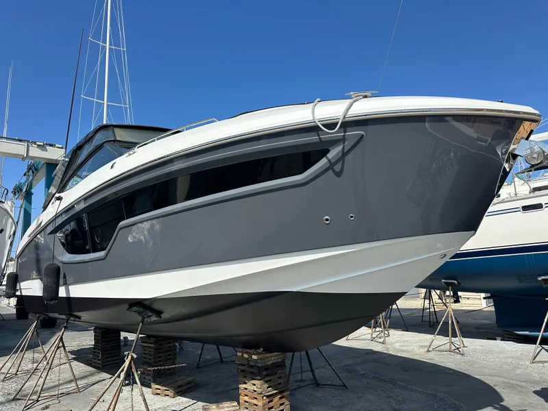 Slide: The Image of Cruisers 38 GLS 2021 - 1