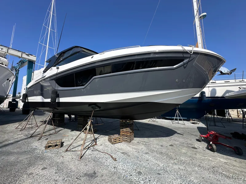 Slide: The Image of Cruisers 38 GLS 2021 - 6