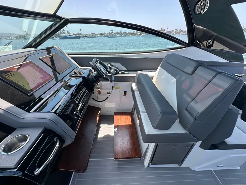 Slide: The Image of Cruisers 38 GLS 2021 - 3