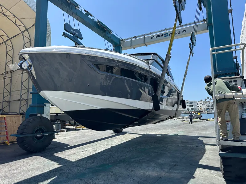 Slide: The Image of Cruisers 38 GLS 2021 - 10
