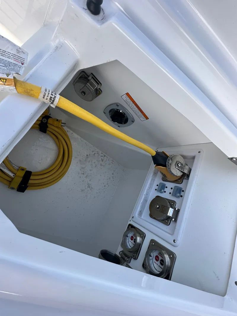 Slide: The Image of Cruisers Yachts 38 GLS 2021 - 37