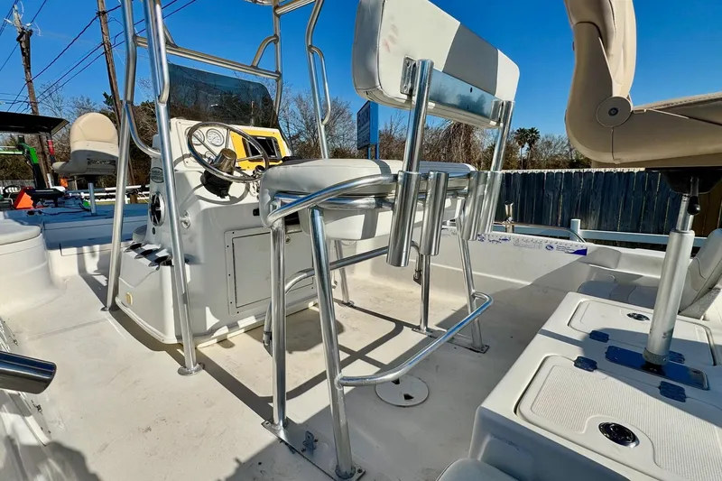 Slide: The Image of 2006 NauticStar 2200 NauticBay boat interior with steering console and seating. - 7