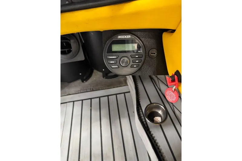 Slide: The Image of 2005 Malibu Wakesetter VLX dashboard with Kicker audio system and cup holder. - 15