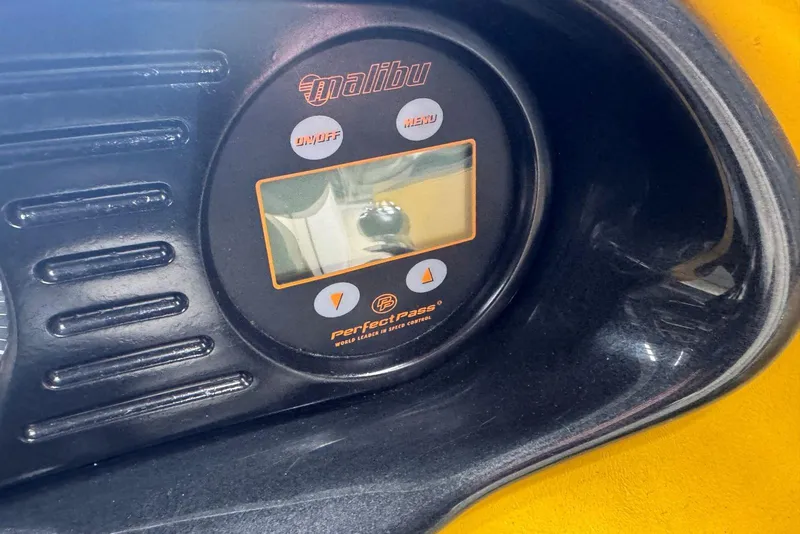 Slide: The Image of 2005 Malibu Wakesetter VLX dashboard with PerfectPass speed control display. - 16