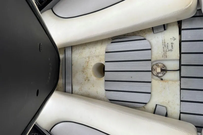 Slide: The Image of 2005 Malibu Wakesetter VLX interior with white seating and deck details. - 20