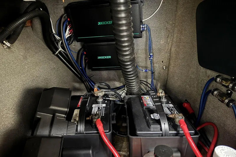 Slide: The Image of 2005 Malibu Wakesetter VLX battery compartment with Kicker audio amplifiers. - 25