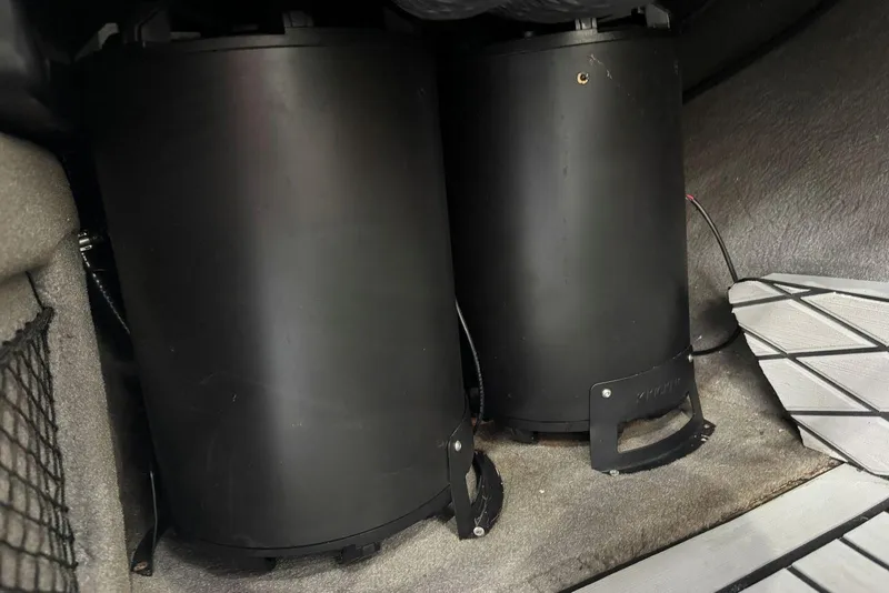 Slide: The Image of 2005 Malibu Wakesetter VLX interior with dual black cylindrical components. - 35