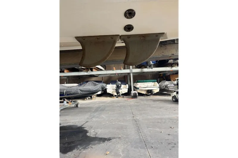 Slide: The Image of 2005 Malibu Wakesetter VLX boat underside with fins in storage facility. - 39