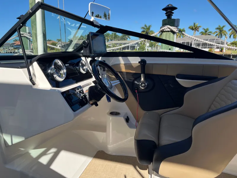 Slide: The Image of Sea Ray 19 SPX OB 2021 - 6