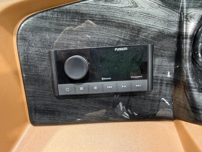 Slide: The Image of Tahoe LTZ VRL 2385 Swingback & 4-Stroke 2026 - 13