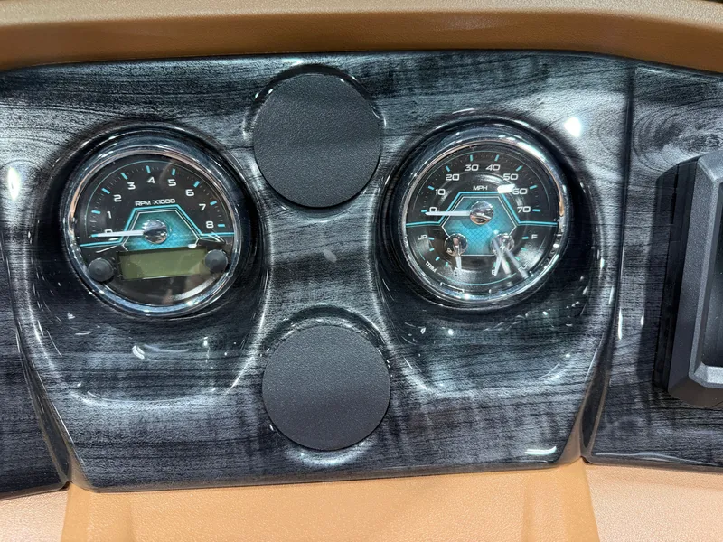 Slide: The Image of Tahoe LTZ VRL 2385 Swingback & 4-Stroke 2026 - 14