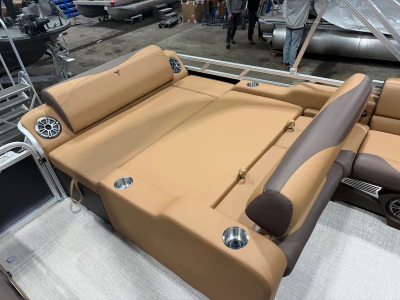 Slide: The Image of Tahoe LTZ VRL 2385 Swingback & 4-Stroke 2026 - 18