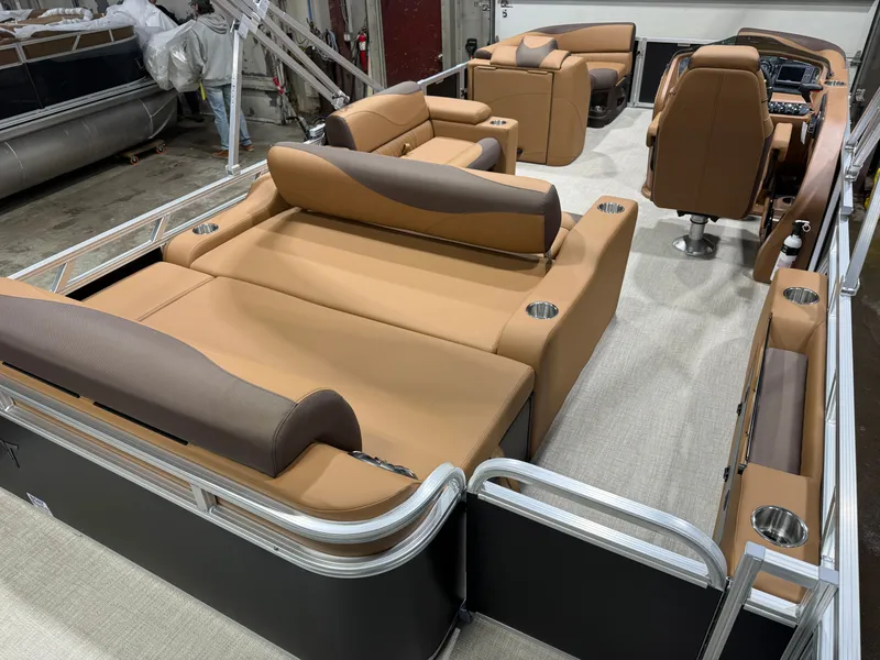 Slide: The Image of Tahoe LTZ VRL 2385 Swingback & 4-Stroke 2026 - 22