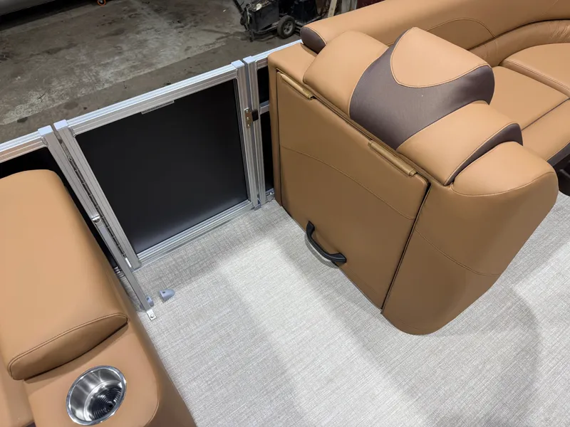 Slide: The Image of Tahoe LTZ VRL 2385 Swingback & 4-Stroke 2026 - 27