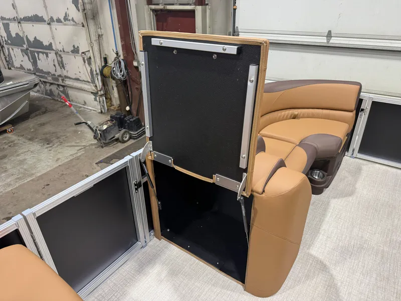 Slide: The Image of Tahoe LTZ VRL 2385 Swingback & 4-Stroke 2026 - 28