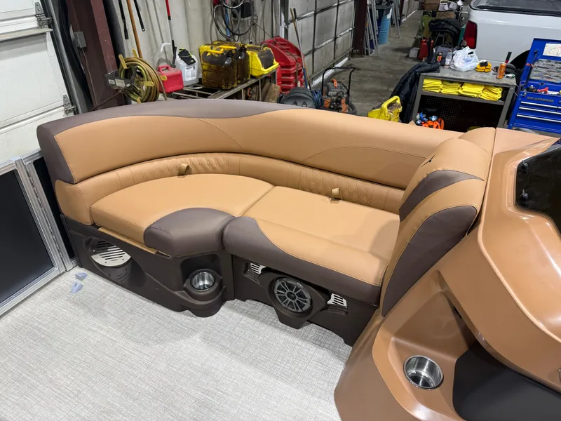 Slide: The Image of Tahoe LTZ VRL 2385 Swingback & 4-Stroke 2026 - 30