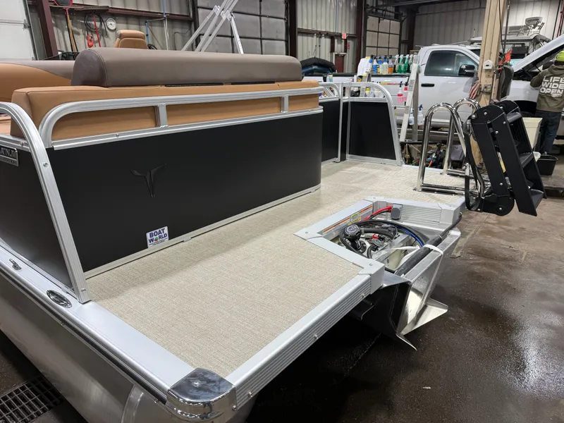 Slide: The Image of Tahoe LTZ VRL 2385 Swingback & 4-Stroke 2026 - 41