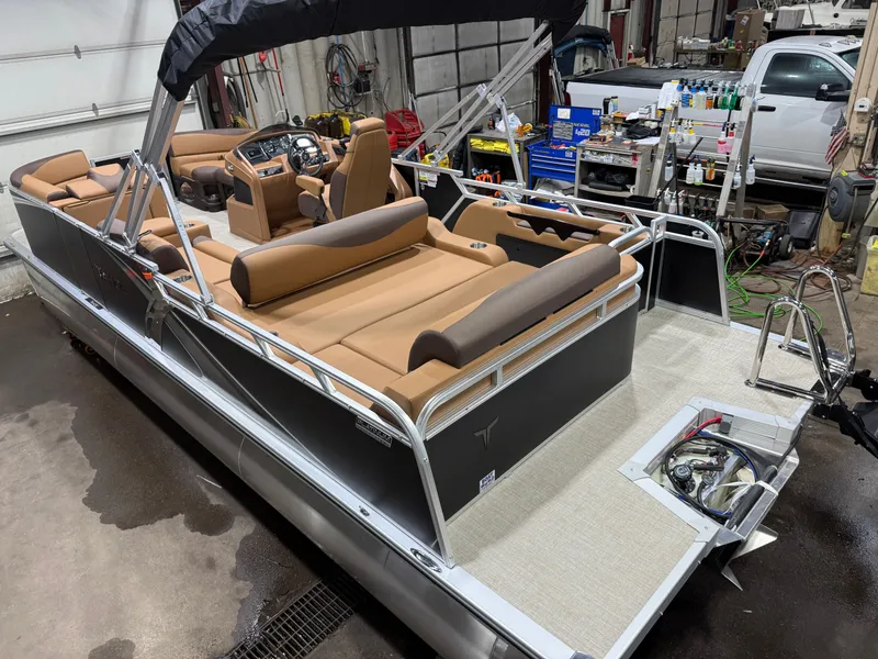 Slide: The Image of Tahoe LTZ VRL 2385 Swingback & 4-Stroke 2026 - 48