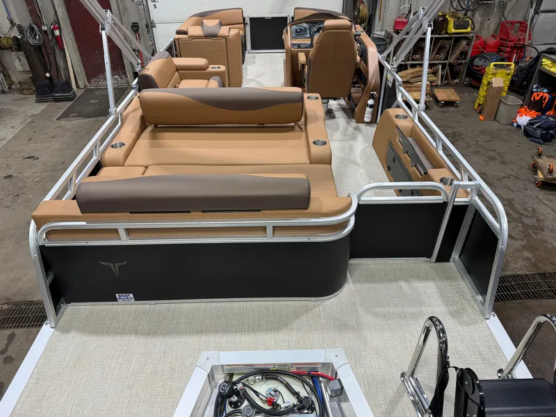 Slide: The Image of Tahoe LTZ VRL 2385 Swingback & 4-Stroke 2026 - 6